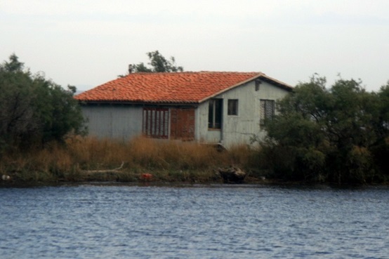 Εικόνα που περιέχει υπαίθριος, νερό, οικία, λίμνη
Περιγραφή που δημιουργήθηκε αυτόματα