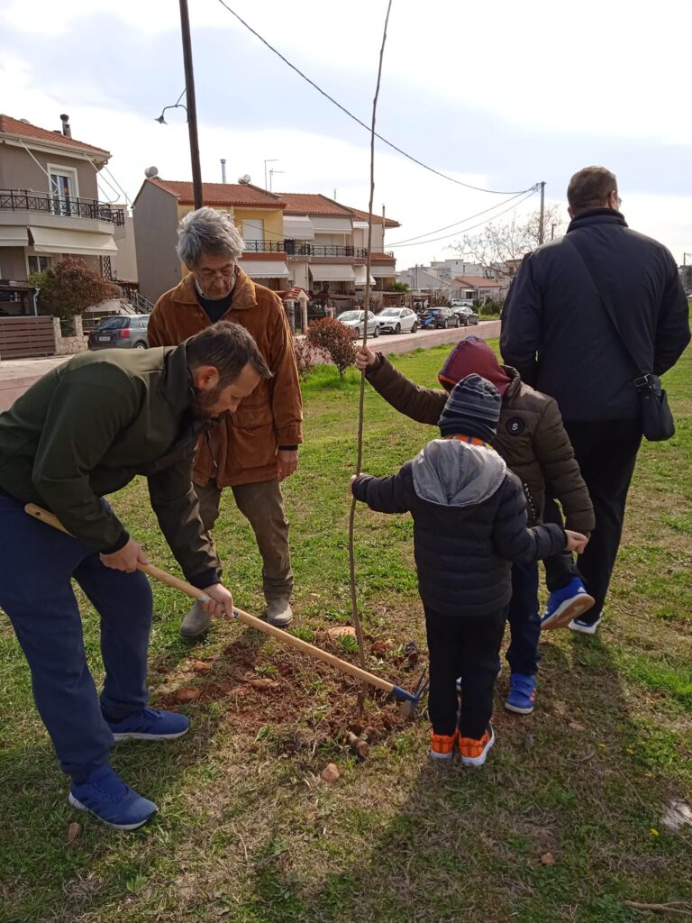 Αλεξανδρούπολη: Μικροί και μεγάλοι… συμμετείχανε στην δενδροφύτευση της Οικολογικής Εταιρείας Έβρου στο πάρκο Αλτιναλμάζη