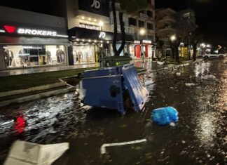 Έντονη νεροποντή «χτύπησε» πριν λίγο την Αλεξανδρούπολη – Μεγάλες ζημιές, δέντρα σε αυτοκίνητα και αναποδογυρισμένοι κάδοι