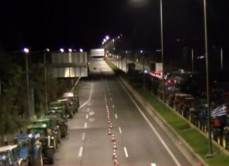 Μπλόκα αγροτών: Κλούβες των ΜΑΤ και δυνάμεις της ΟΠΚΕ στα διόδια των Αφιδνών